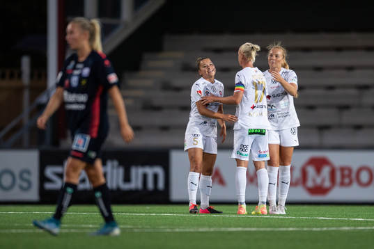 Rosengårds Alexandra Lowe Riley, Caroline Seger och Glodis Perla Viggosdottir jublar
