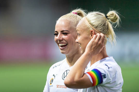 Rosengårds Sofie Svava och Caroline Seger jublar
