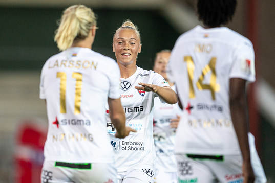 Rosengårds Hanna Bennison jublar med lagkamrater efter 7-1