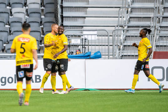 Mjällbys Moses Ogbu jublar med lagkamrater efter 0-1