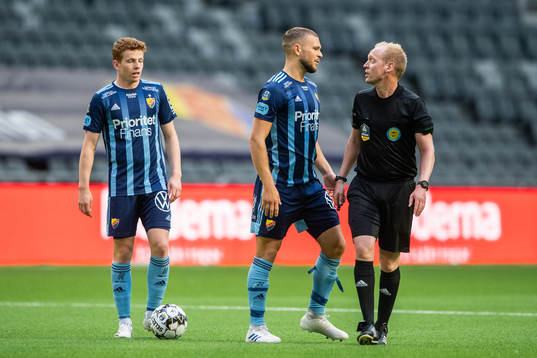Djurgårdens Jesper Karlström i samtal med domare Per Melin