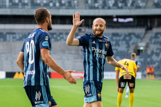 Djurgårdens Curtis Edwards jublar med Emir Kujovic efter 1-1