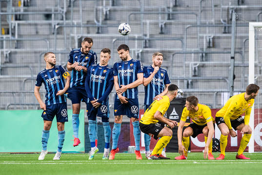 Djurgårdens Jesper Karlström, Emir Kujovic, Fredrik Ulvestad, Erik Berg och Jonathan Ring står uppställda i en mur
