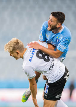 Malmö FFs Erdal Rakip och Örebros Dennis Collander i en kollision