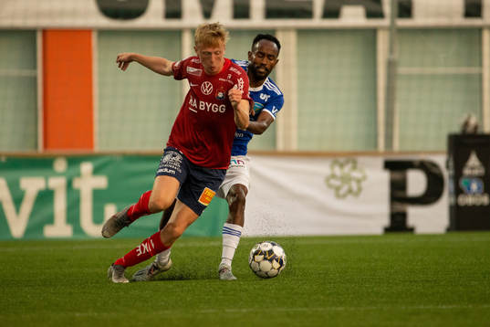 Umeås Beneyam Demte i kamp om boll med Örgrytes Otto Peterson