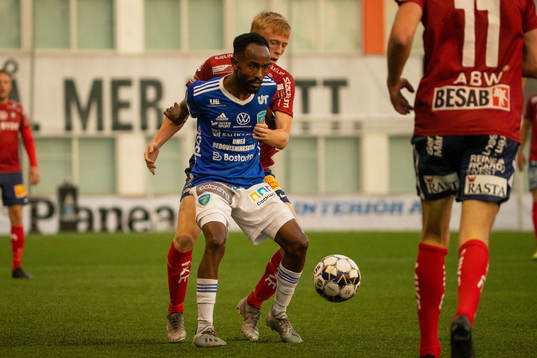 Umeås Beneyam Demte i kamp om boll med Örgrytes Otto Peterson