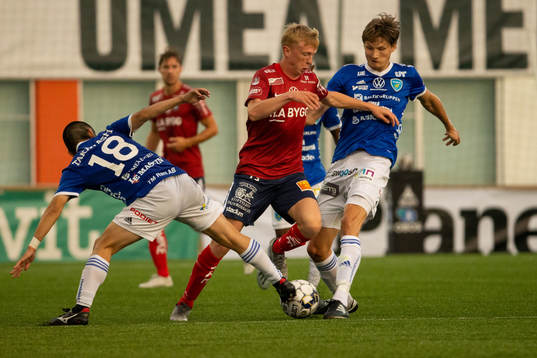 Örgrytes Otto Peterson tar sig förbi Umeås Soya Takahashi och Mikael Wikström
