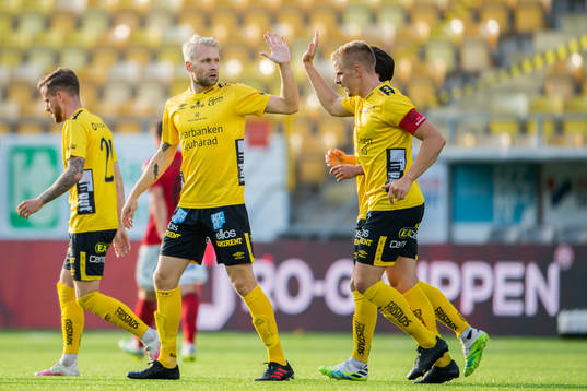 Elfsborgs Johan Larsson jublar med lagkamrater efter 1-0 målet