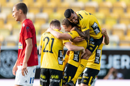 Elfsborgs Rami Kaib kramar om Simon Olsson som gjort 2-0