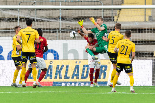 Elfsborgs målvakt Tim Rönning i kamp med Falkenbergs Tibor Brink Joza