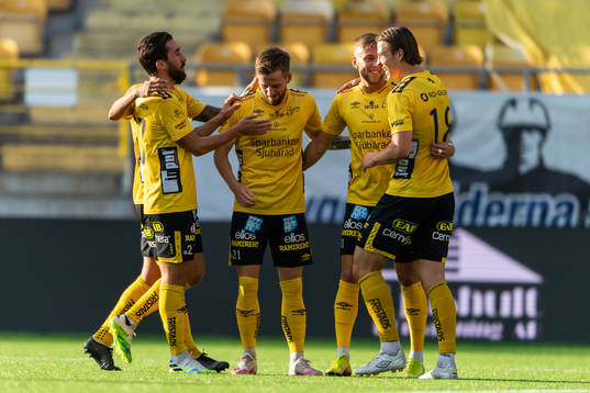 Elfsborgs Jesper Karlsson jublar med Frederik Holst, Rasmus Alm och Simon Olsson efter 3-0