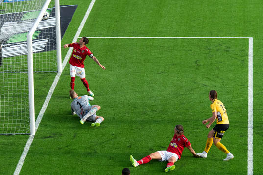 Elfsborgs Simon Olsson gör 2-0 och Falkenbergs målvakt Johan Brattberg och Tibor Brink Joza ser bollen gå mål