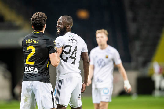 s Daniel Granli och Östersunds Ronald Mukiibi  under fotbollsmatchen i Allsvenskan mellan AIK och Östersund den 13 augusti 2020 i Stockholm.