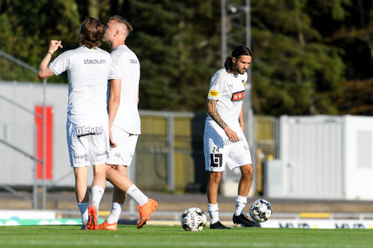 Häckens Leonard Zuta före fotbollsmatchen i Allsvenskan