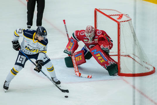 s Lias Andersson och Frölundas målvakt Niklas Rubin