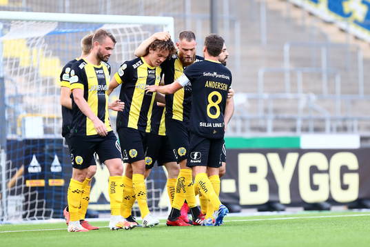 Hammarbys Kalle Björklund jublar med lagkamrater