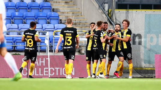 Hammarbys Abdul Khalili jublar med bland andra Kalle Björklund och Imad Khalili efter att han avgjort matchen med mål 1-2