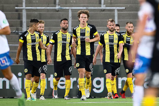 Hammarbys spelare med Kalle Björklund jublar