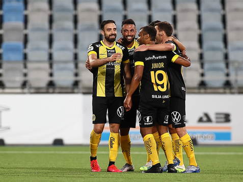 Hammarbys spelare med Abdul Khalili och Imad Khalili jublar
