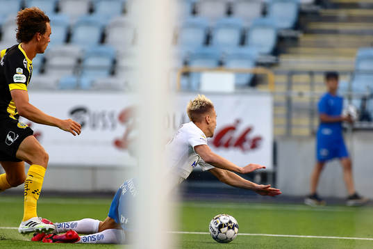 Hammarbys Kalle Björklund fäller IFK Norrköpings Pontus