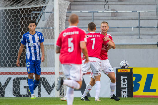 Kalmars Erik Israelsson jublar efter 1-0 målet