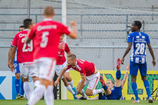 Kalmars Erik Israelsson jublar efter sitt 1-0 mål