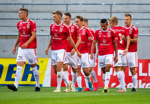 Kalmars Erik Israelsson, längst till höger, jublar med lagkamrater efter 1-0 