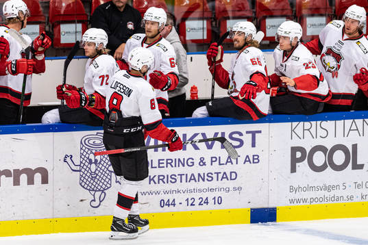 Malmö Redhawks Johan Olofsson jublar med lagkamraterna