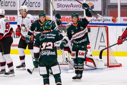 Kristianstads Kalle Miketinac jublar med lagkamrater