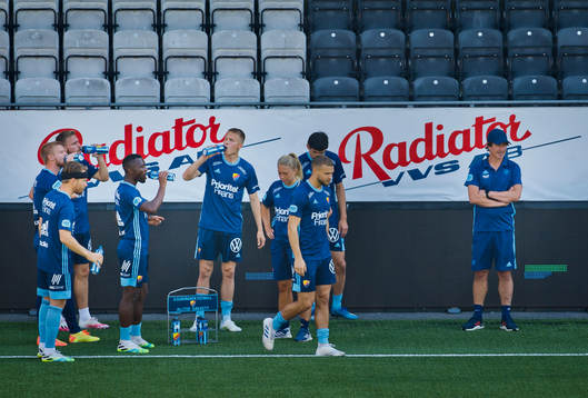 Djurgårdens spelare dricker vatten i skuggan