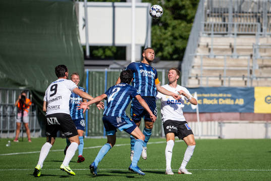 Djurgårdens Jesper Karlström och Örebros Martin Broberg
