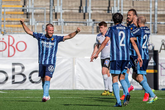 Djurgårdens Nicklas Bärkroth jublar