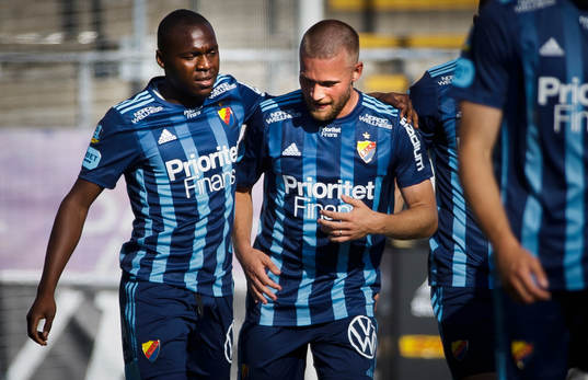 Djurgårdens Edward Chilufya och Nicklas Bärkroth jublar