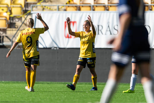 Elfsborgs Linda Westberg Carlsson jublar med Cornelia Andersson efter mål