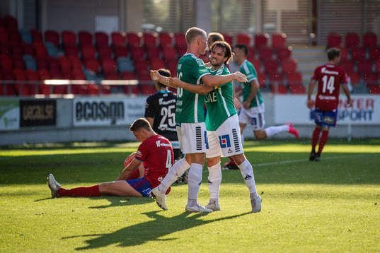 Brages André Kamp och Robbin Sellin jublar efter 1-1
