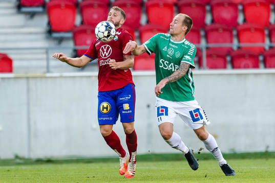 Östers Stefan Karlsson i kamp med Brages Anton Lundin