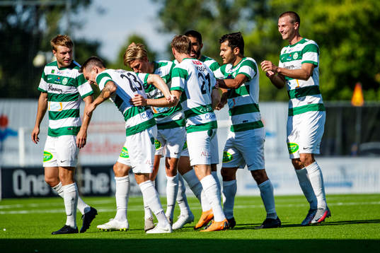 Jubel efter 2-0 av Västerås Emil Skogh