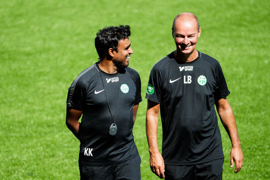 Västerås assisterande tränare Kalle Karlsson och individuell tränare Leif Berg innan fotbollsmatchen i Superettan  mellan Västerås SK och Umeå FC den 16 augusti 2020 i Västerås.