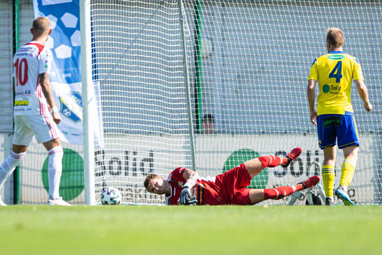 Eskilsminnes målvakt Pontus Löfvenmark med ett ingripande