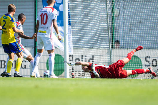 Assyriskas Simon Karlsson Adjei gör 0-2 bakom Eskilsminnes