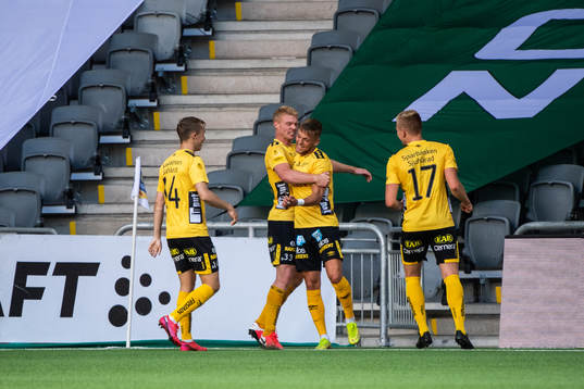 Elfsborgs Jesper Karlsson jublar med lagkamrater efter 1-2