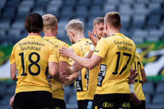 Elfsborgs Jesper Karlsson (m) och Per Frick (h) jublar efter 0-1