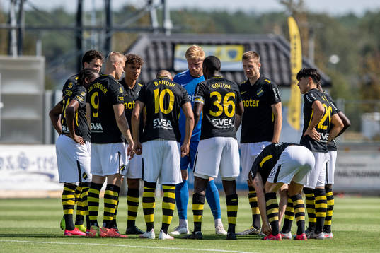 s spelare samlas i en ring inför fotbollsmatchen i Allsvenskan mellan Falkenberg och AIK den 16 augusti 2020 i Falkenberg.