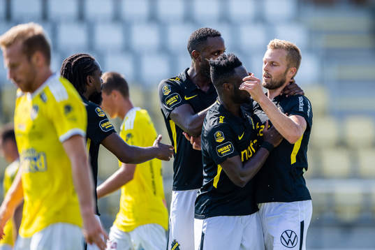 s Sebastian Larsson (h) jublar med Henok Goitom  och Ebenezer Ofori efter 0-1 under fotbollsmatchen i Allsvenskan mellan Falkenberg och AIK den 16 augusti 2020 i Falkenberg.