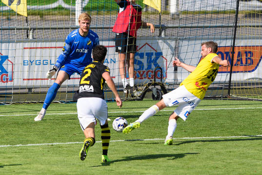 Falkenbergs Karl Söderström med en målchans