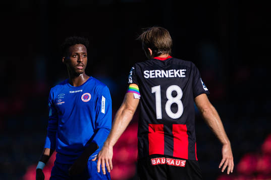 Karlslunds Ibrahim Habib i diskussion med Brommapojkarnas