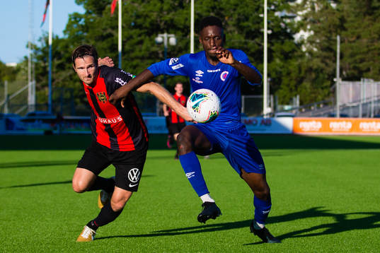 Brommapojkarnas Jesper Arvidsson och Karlslunds Tidjani