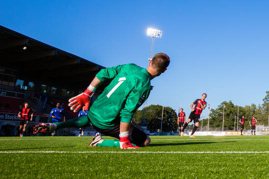 Brommapojkarnas Jesper Arvidsson gör 1-0 på straff bakom