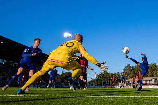 Karlslunds Tidjani Diawara med en målchans framför