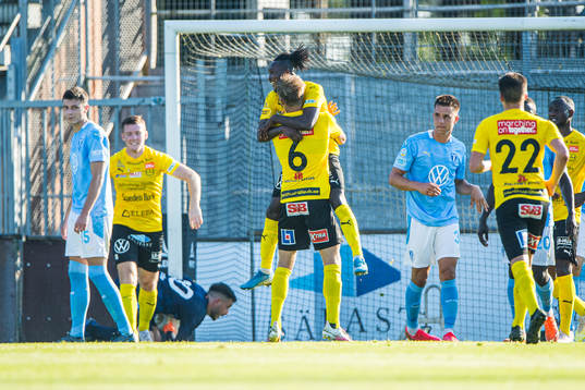 Mjällbys Mamudo Moro  jublar med Eric Björkander  efter 1-0